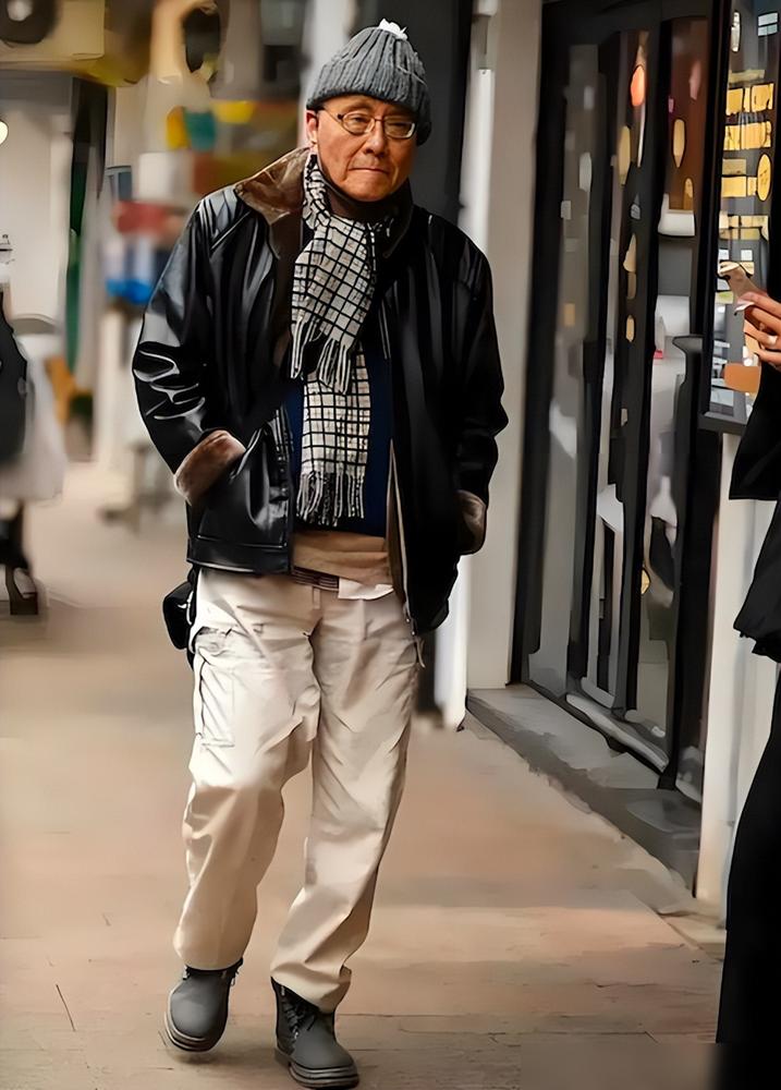 被“上海街头爷爷”惊艳！白发不染、站姿挺拔，帅得自然又优雅👀最近网上刷到不