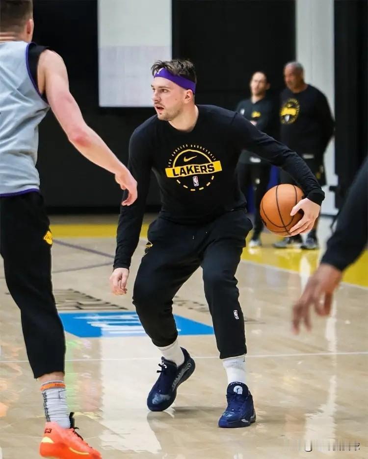 下面是一条关于湖人超级巨星东契奇的坏消息！明天湖人将会坐镇主场迎来和火箭的圣诞大