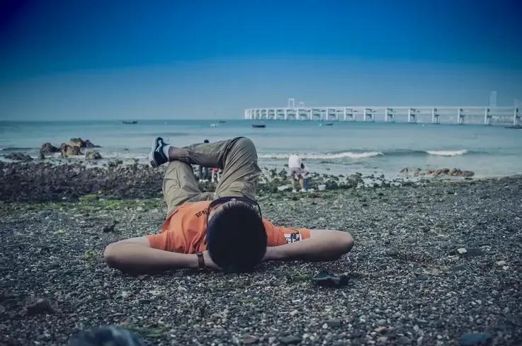 七夕是情人过的日子，你只不过是相亲对象。男同事小李七夕约相亲对象吃饭被直接拒