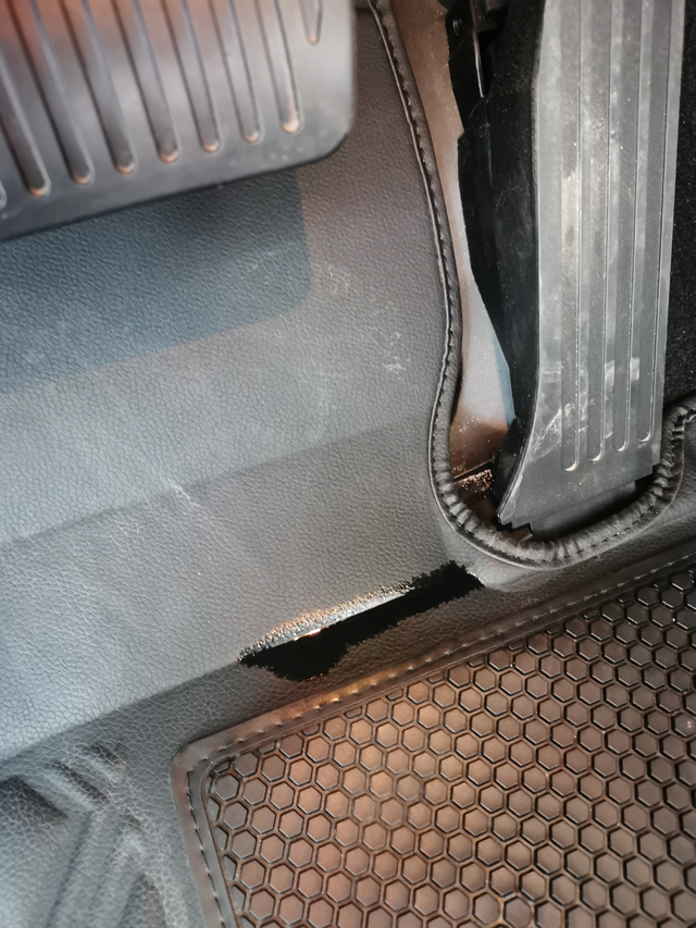 宋plusdmi刹车踏板下方漏油三周的新车，宋plusdmi刹车踏板下方有