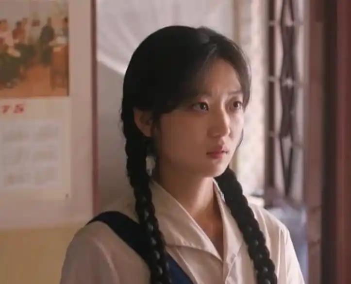 直到冯琳戴上手铐，费霓才看清丈夫方穆扬的真面目。他婚前所有的“疏忽”和“隐瞒”