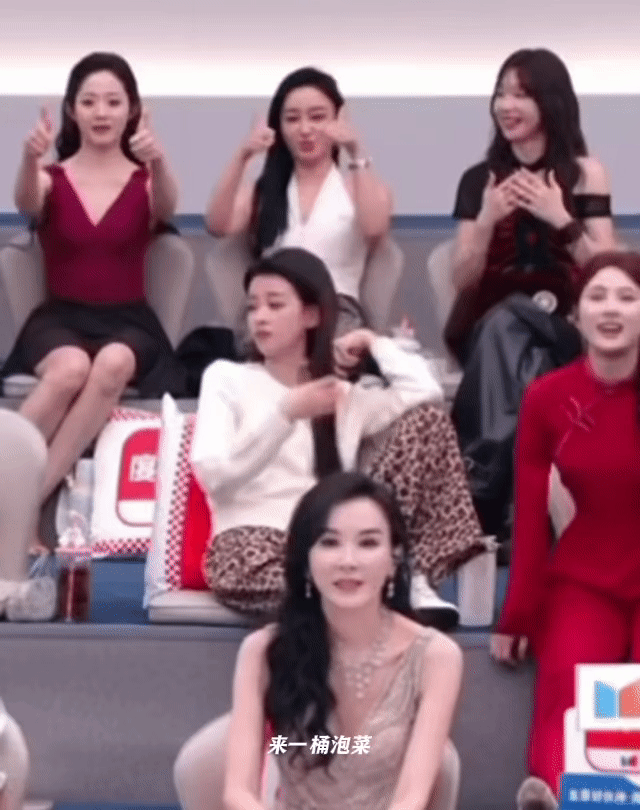 孙怡当妈后的松弛感孙怡这是要把《乘风》当成自己家了吧，当妈后的松弛感，这是演都