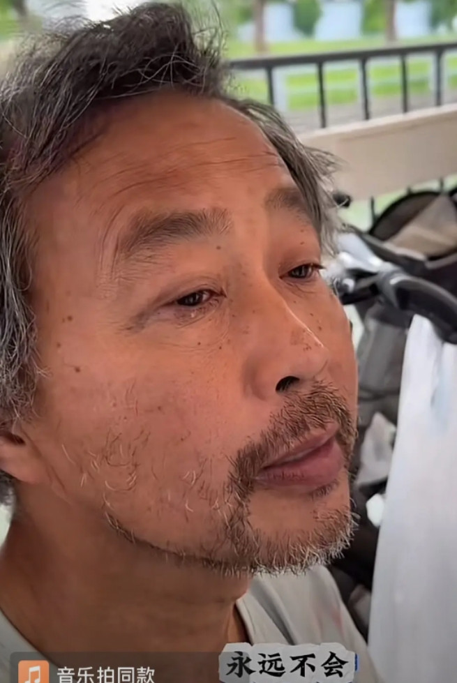 有人问沈巍：“你会原谅你的父亲吗？”沈巍突然变得激动起来，嗓门也变大了，他说：“