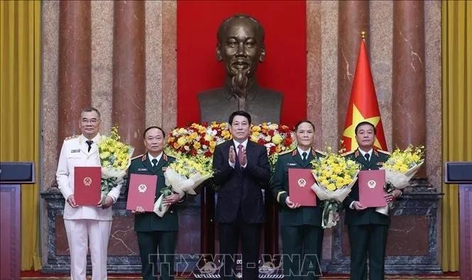 越媒报道，越南主席、越南国防委主席、越南武装力量最高统帅梁强向军队和公安高级军官