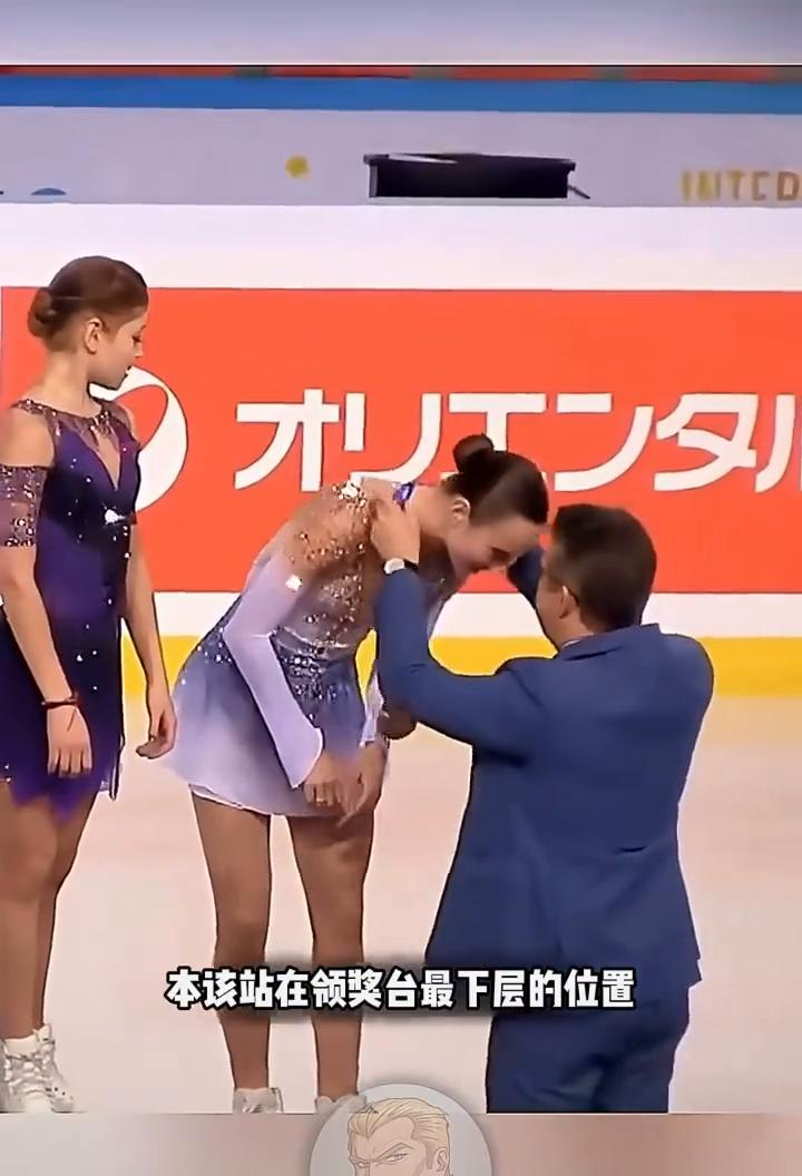 一块发错的金牌看清女孩顶级教养。这名工作人员不小心给女孩发错了奖牌。这位小姑娘