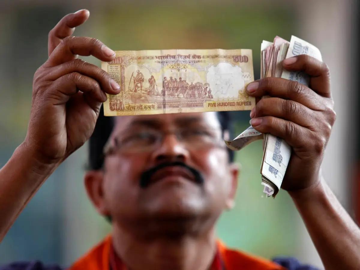 2019年夏天，中国来的网贷高管聚集在孟买五星级酒店里。他们坐在空调旁，对着一大