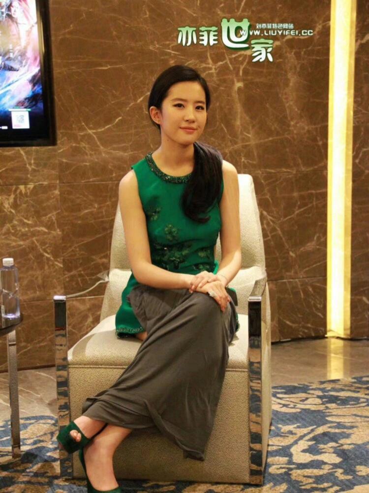 身穿小绿裙的刘亦菲