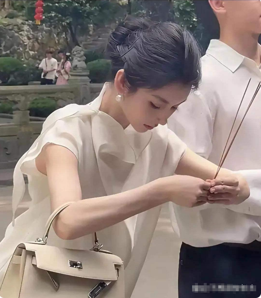 一个包都几十万了。这么有钱，还这么漂亮，她还用求什么？