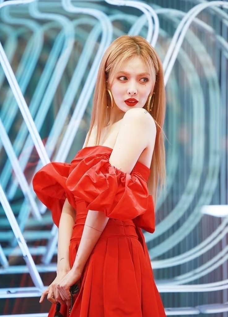 你敢相信这是同一个人吗？韩国著名歌手泫雅，就是给鸟叔伴舞的那个，