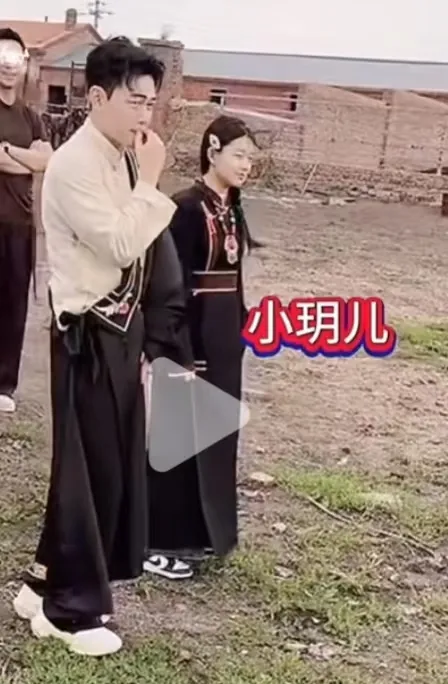 小玥儿和霖霖都露脸了，大S保护了那么多年，一个暑假，都搬到了屏幕前。12岁的