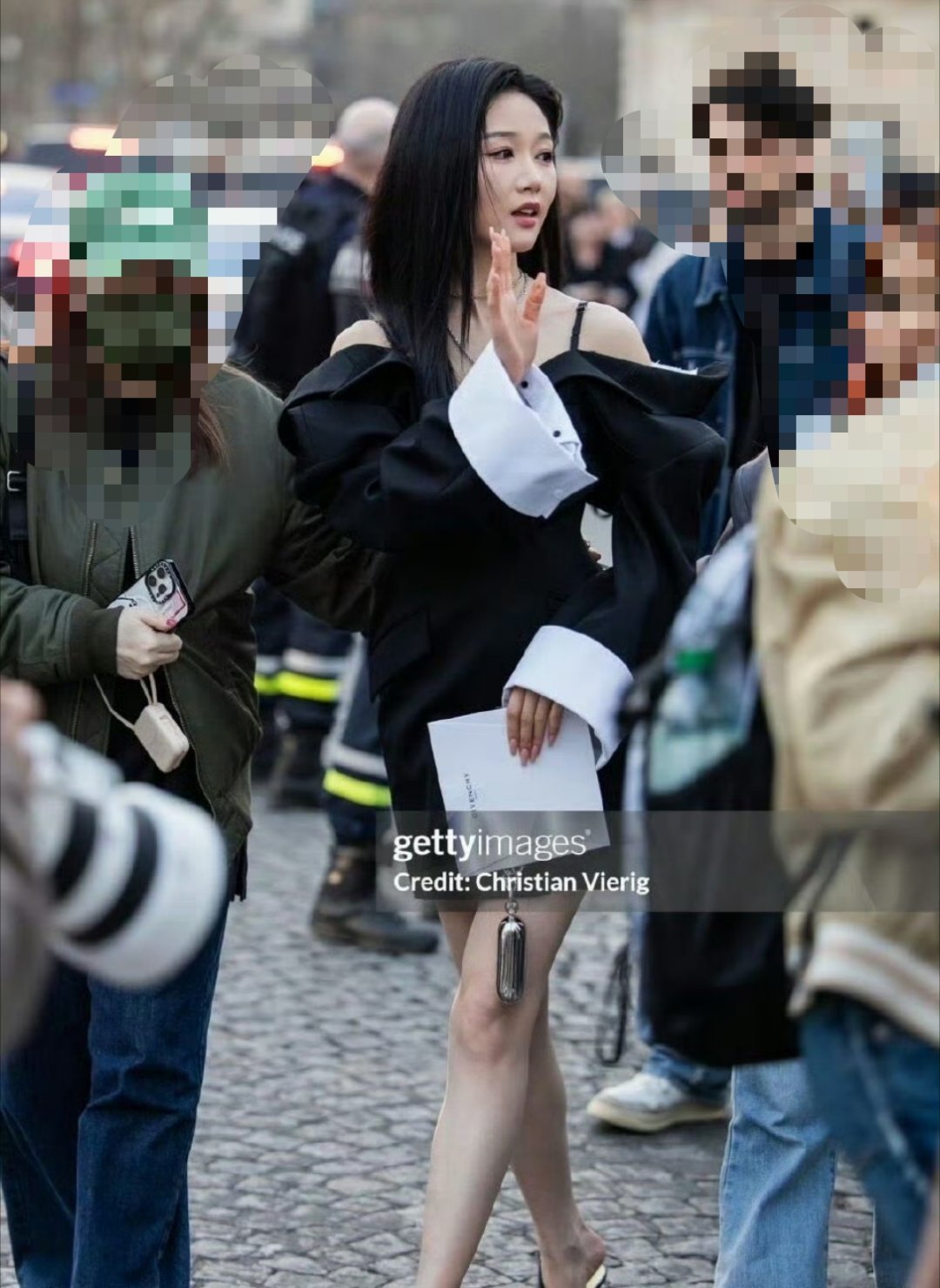 岳雨婷G社出图自费去巴黎时装周的短剧演员岳雨婷的G社生图出来了。穿得非常清凉的