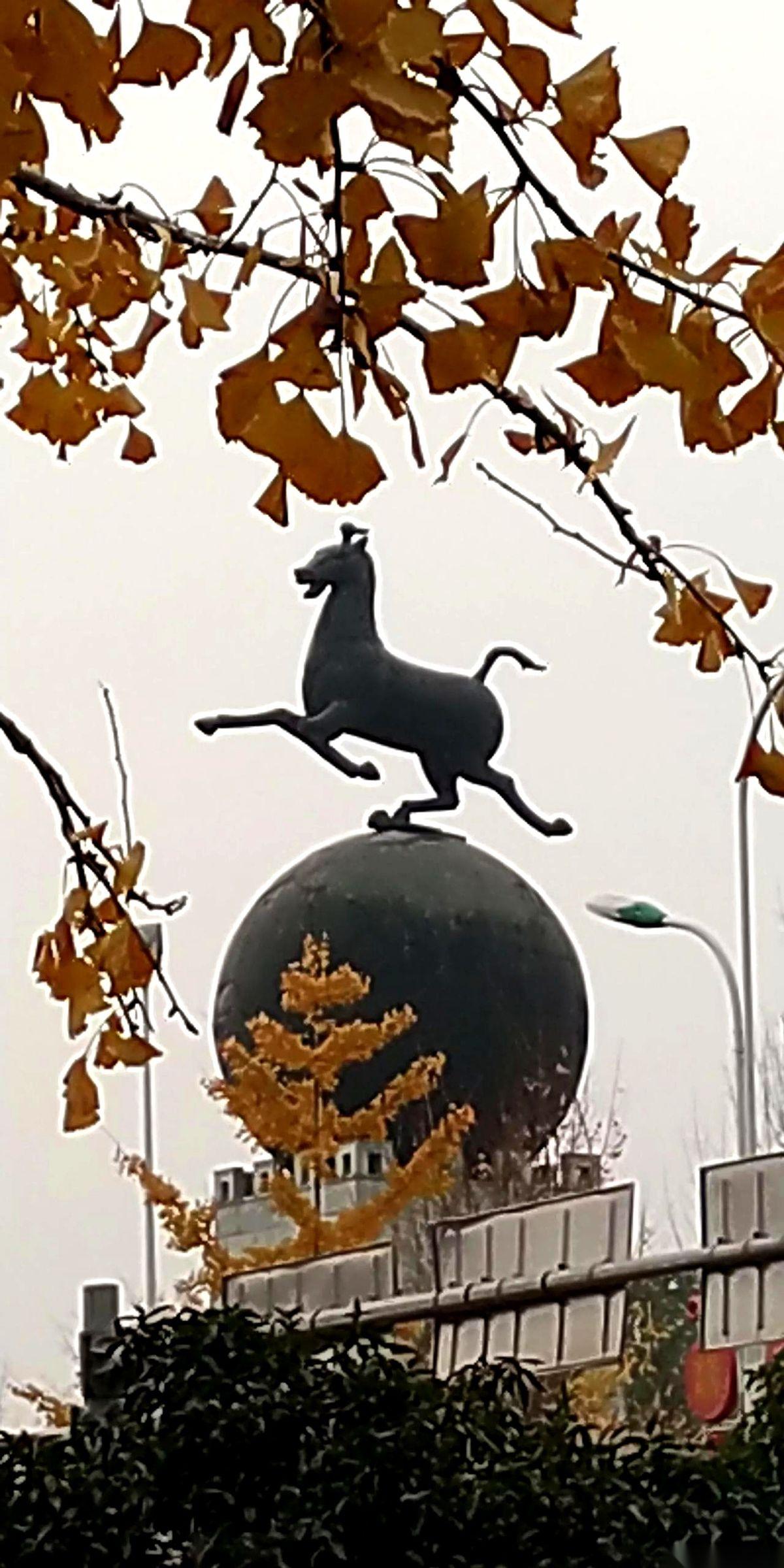 最近最邪门的一件事，就是楼下小卖部里，十来块钱的烟，开始玩消失了。我爸抽了二十