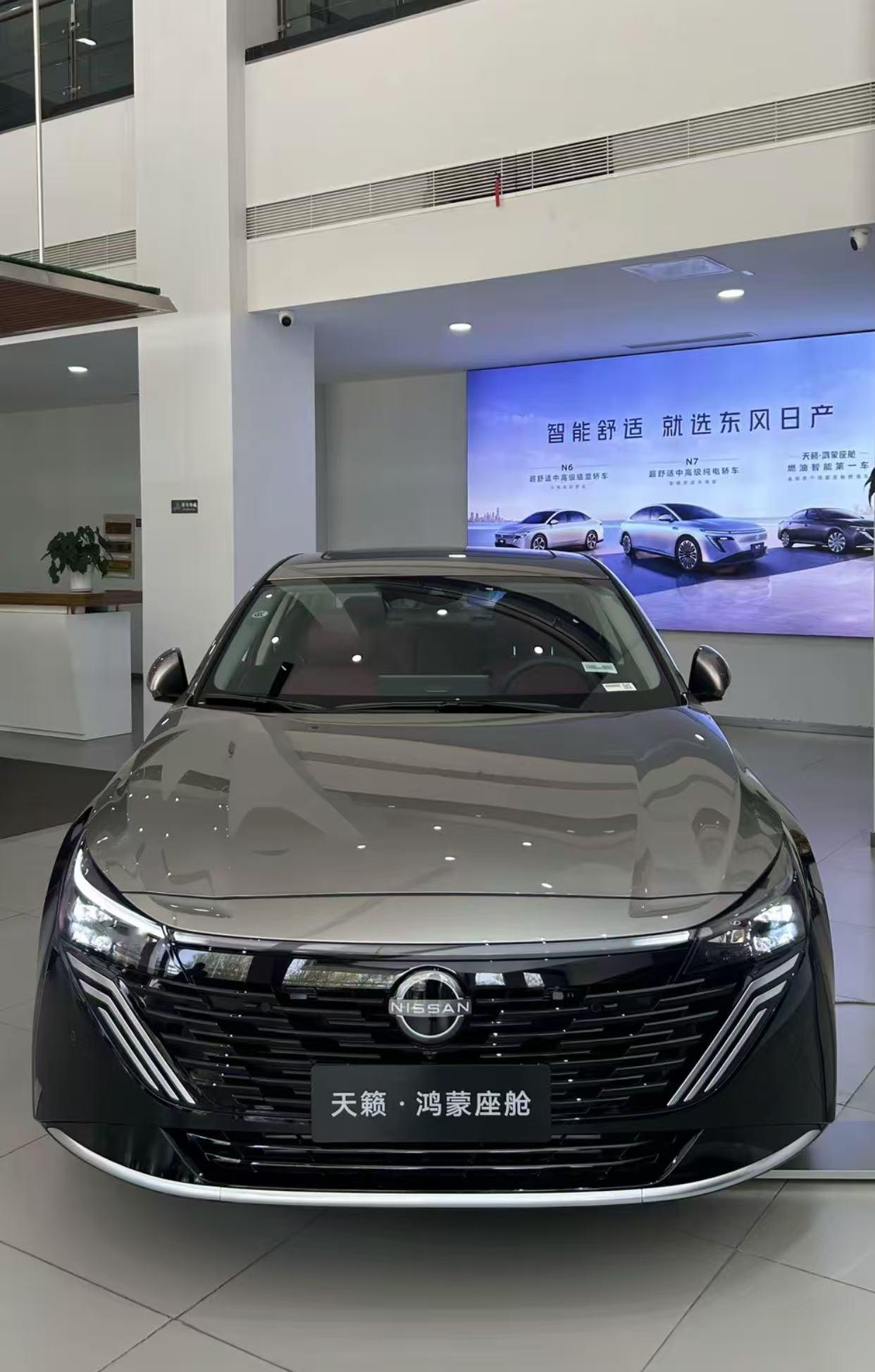 中型轿车里面，日产天籁属于家用取向很突出的车型，我在筛选家用车的时候也留意到它。整车车内空间比较宽裕