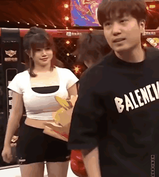 能不能讲究点，哥们儿！就这小身板，能够活着站在台上，享受美女给你的鲜花，已经是渡