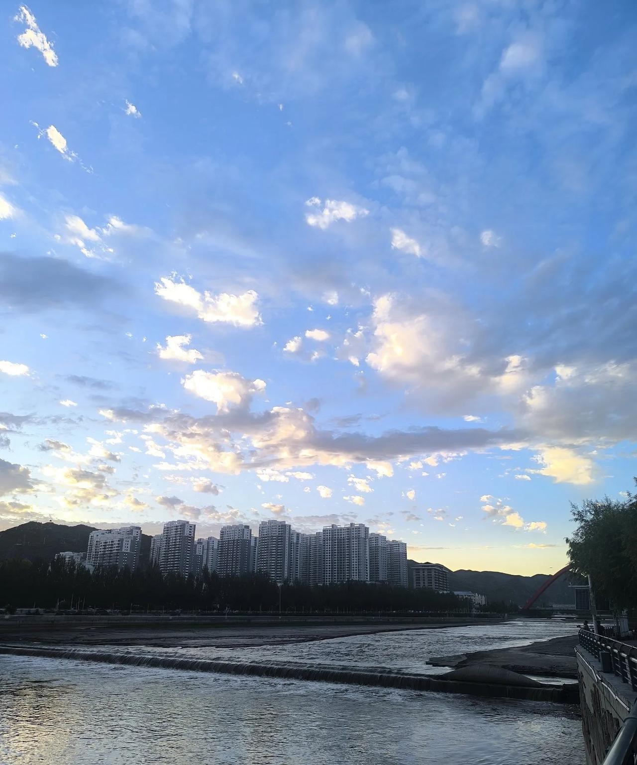 有的人表面看挺和善的很会说话其实内心很恶毒很阴险当面一套背后一套