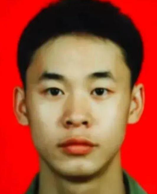 1995年，19岁战士梁强坐大巴返回部队，途中司机停下加油，梁强劝阻无果，就在这