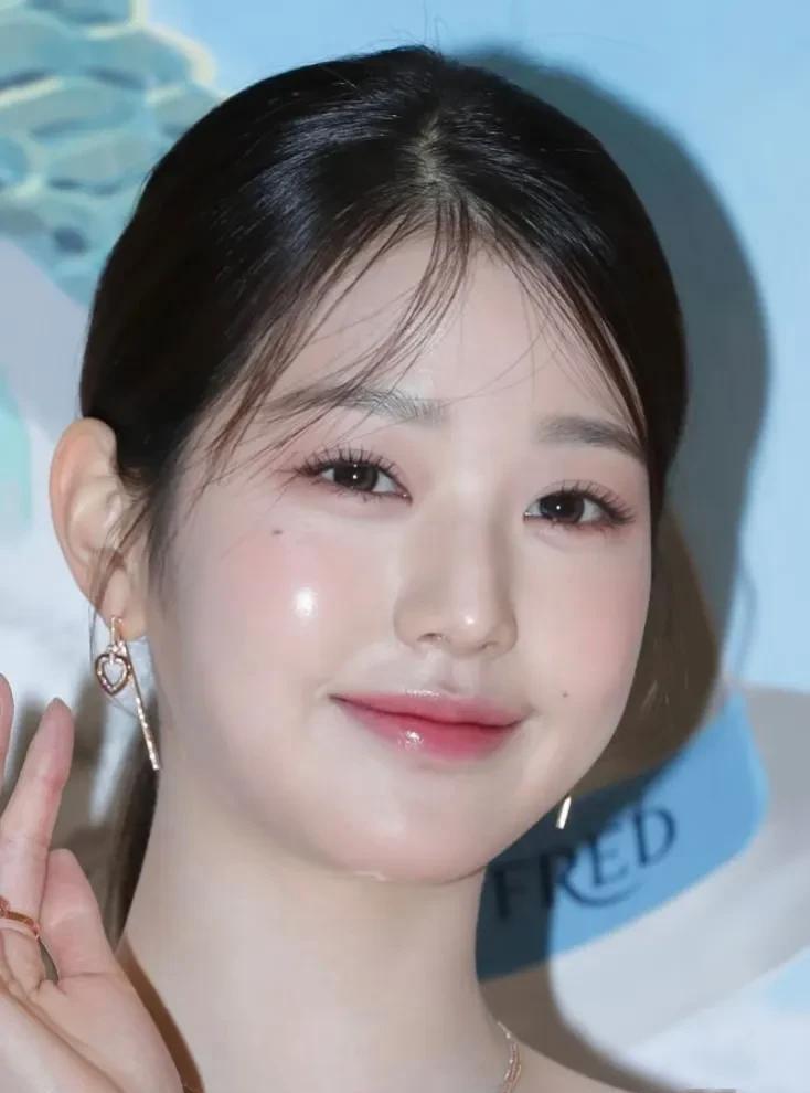 张元英这组生图简直美极了！终于不再涂抹那种夸张的腮红了，向上掀起的刘海看起来十分