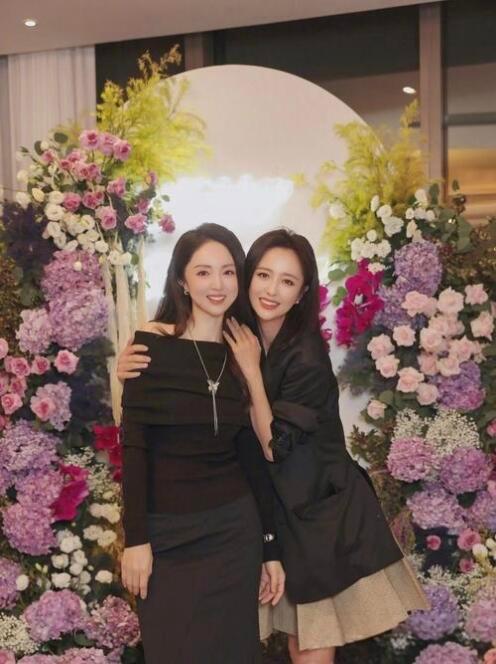 董璇佟丽娅婚宴同框：定格友情与新生之美​​​