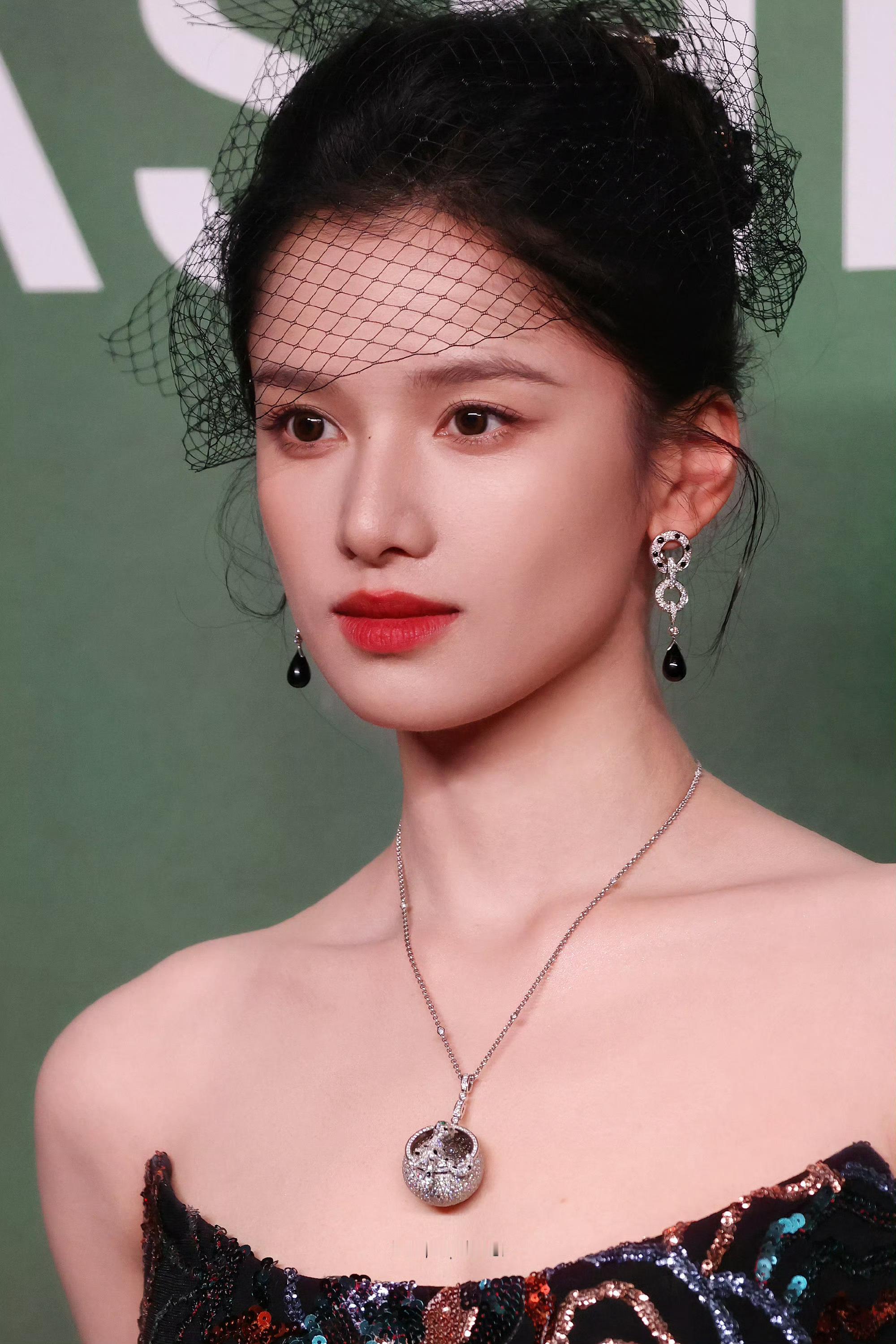 张婧仪一身五彩斑斓的黑，美的让人心动💓​​​
