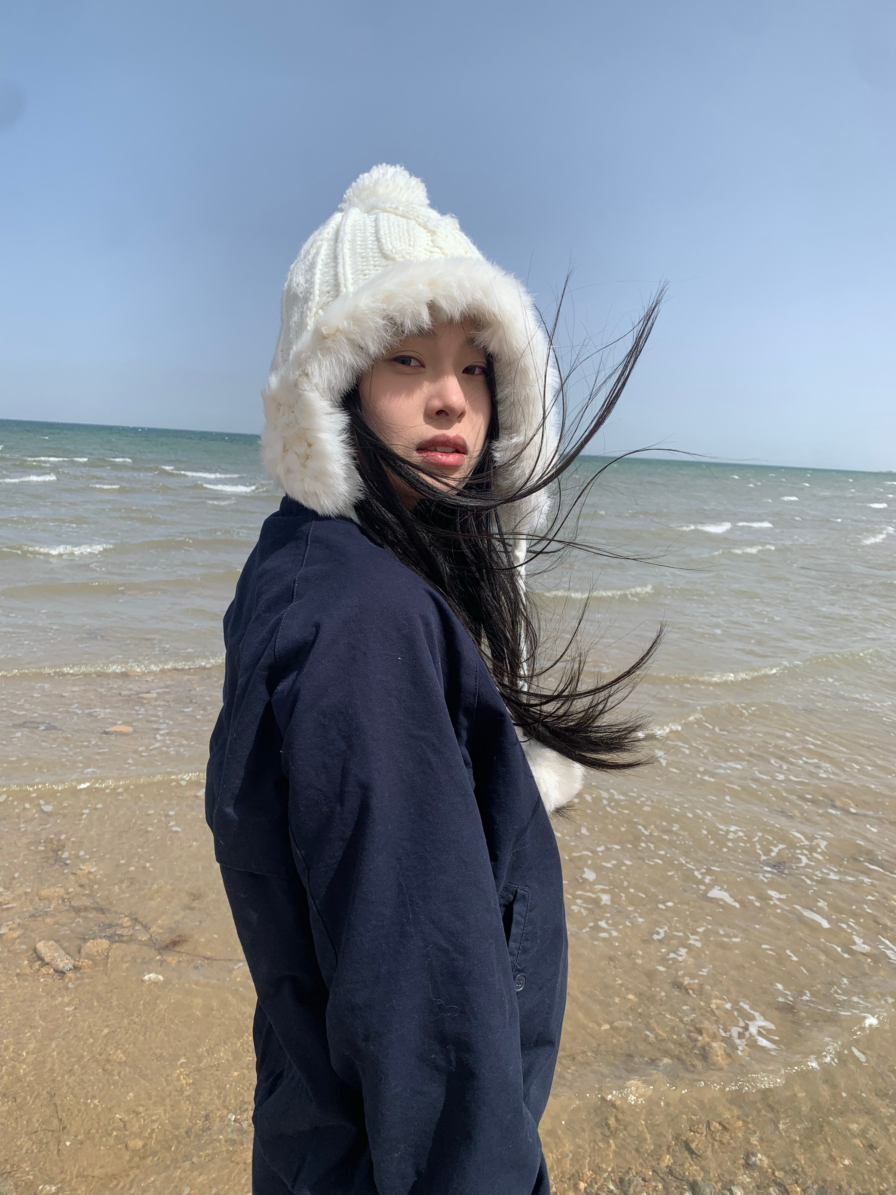又冷风又大，直接被吹成孙子了，我还穿的拖鞋！！不夸张我107斤的体重都感觉被吹的