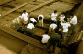 2013年，山东考古专家发掘一座汉墓，刚站起准备去休息，一名女队员一脸兴奋地跑了