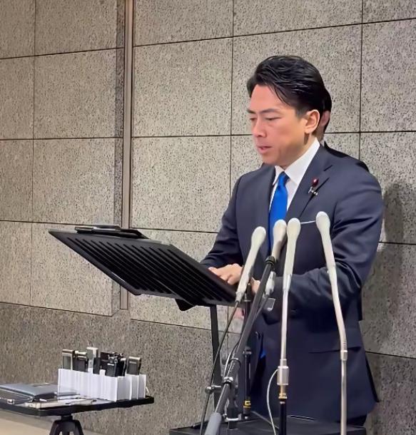 小泉进次郎抗议时脸色苍白，声音颤抖，眼神涣散。这样就对了！12月6日周六下午到