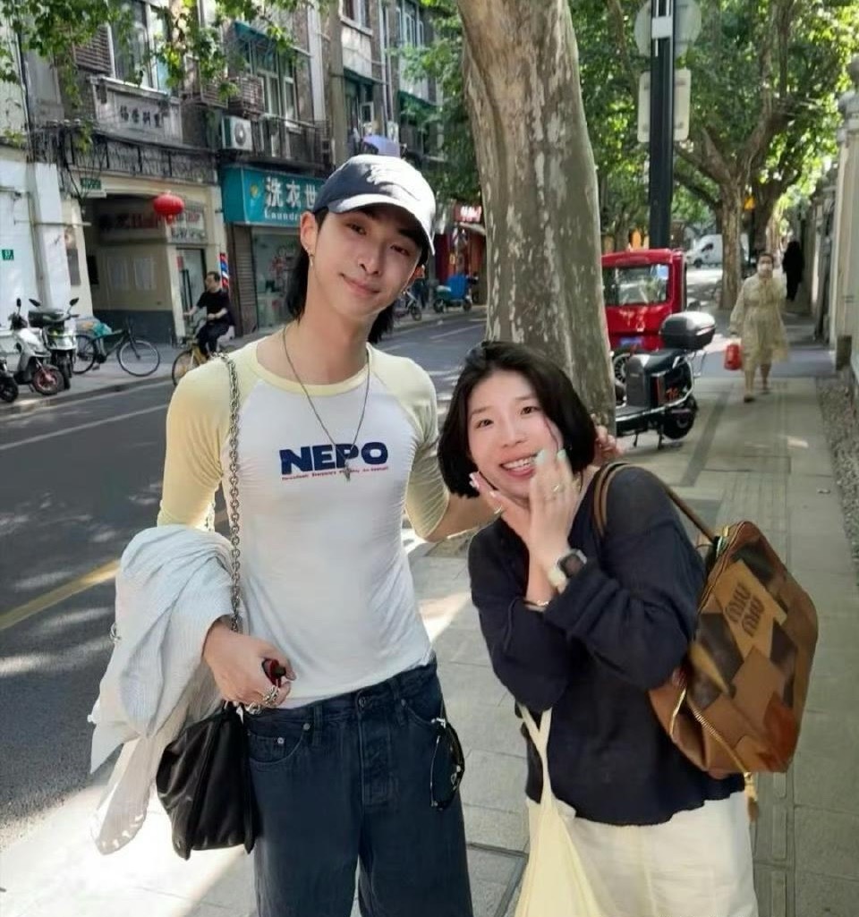 伊能静23岁儿子恩利在上海街头被偶遇，他打扮很时尚，身材又高又瘦，就是颜值很一般