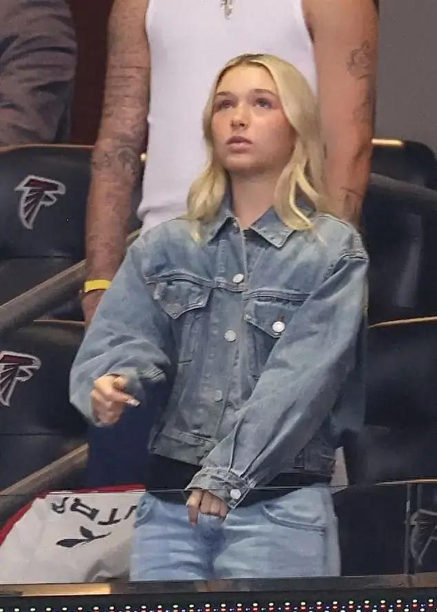 最近，贝克汉姆、维多利亚携15岁小女儿小七现身球场观赛，一组同框路透刷屏网络。所