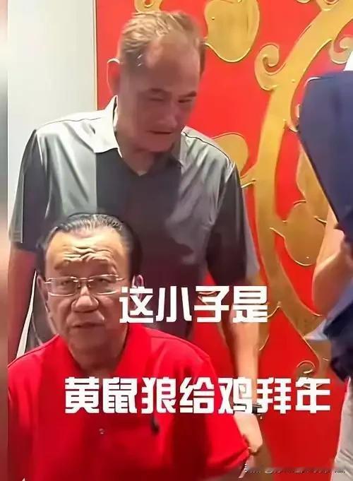 侯耀华对被清门的徒弟谢雷，那真是爱得深沉、恨得真切。他所爱的，是这徒弟没少为他奔