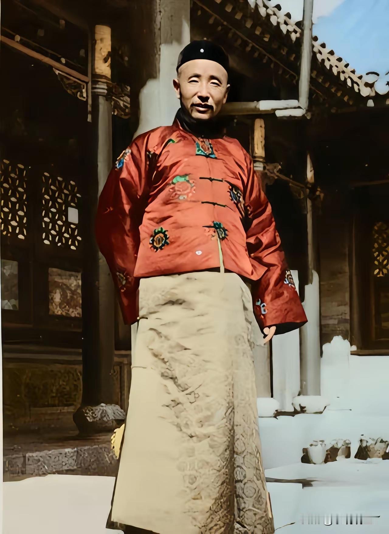 1922年，在东北沈阳张帅府张作霖身穿长袍马褂十分阔气。47岁张作霖长相老成