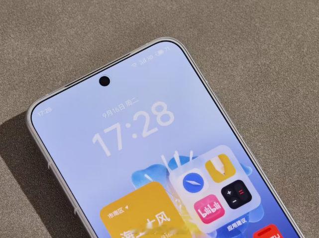我实在不理解魅族为什么还对白色面板情有独钟。从正面看，边框、白边、黑边层层叠加，