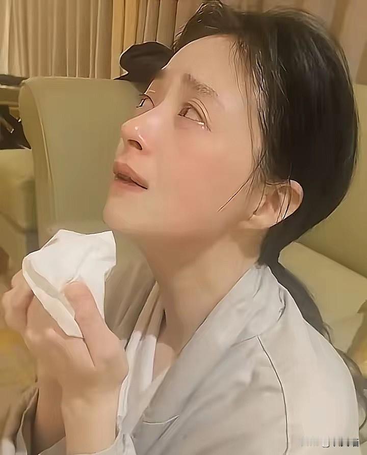 42岁的蒋欣深夜买醉崩溃，原因让人心疼！只因单身压力太大，她在社交平台坦言自