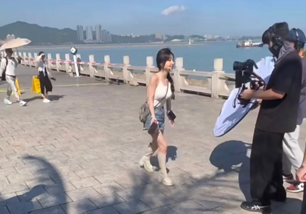 冯提莫，她虽然个子不高小小一只比例很虐，但身材还是挺好的，萝莉面孔火辣身材是众多