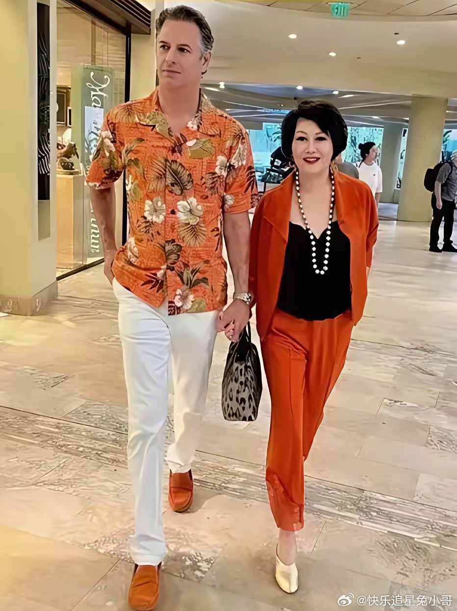 靳羽西和外籍男友在国外逛商场时的一幕，男友比她小15岁。