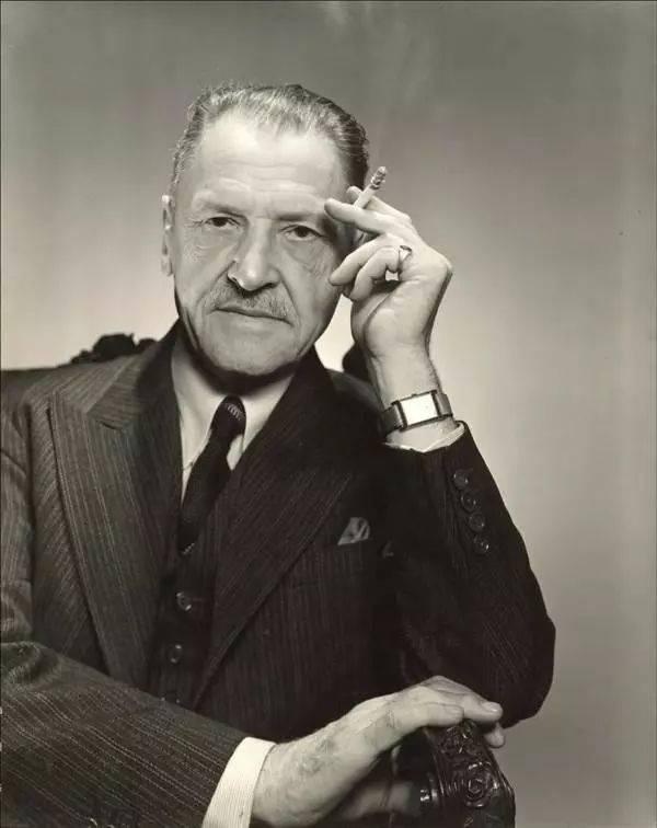 毛姆说：“大胆去做，不要怕，我们不过是宇宙里的尘埃、时间长河里的水滴。所