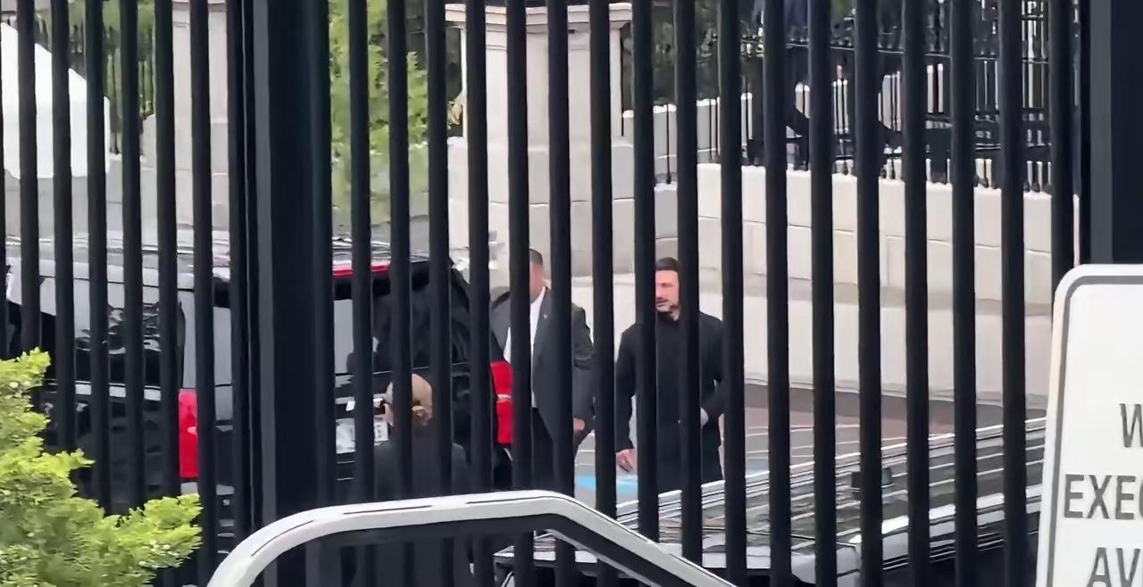 泽连斯基昨天到白宫拜会懂王，但是乘车到了白宫之后，只能走侧门，而且没有人来接他。