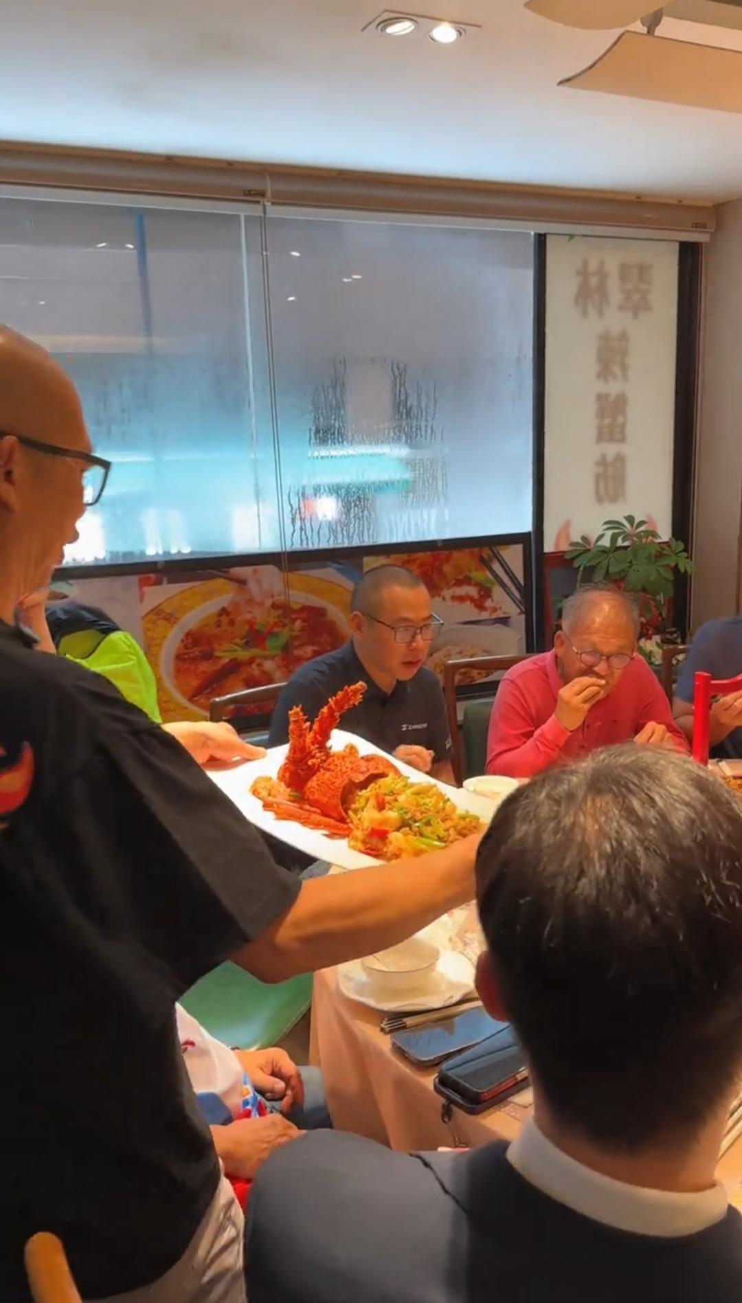张雪在香港餐厅吃饭，大家有没有发现一个细节。不是陪他吃饭的都是各种大佬级别的人物