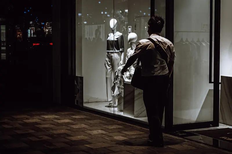 现在有些养不起家的男人，只能啃老靠父母帮衬。就像32岁的陈叔儿子，辞职后在家躺平