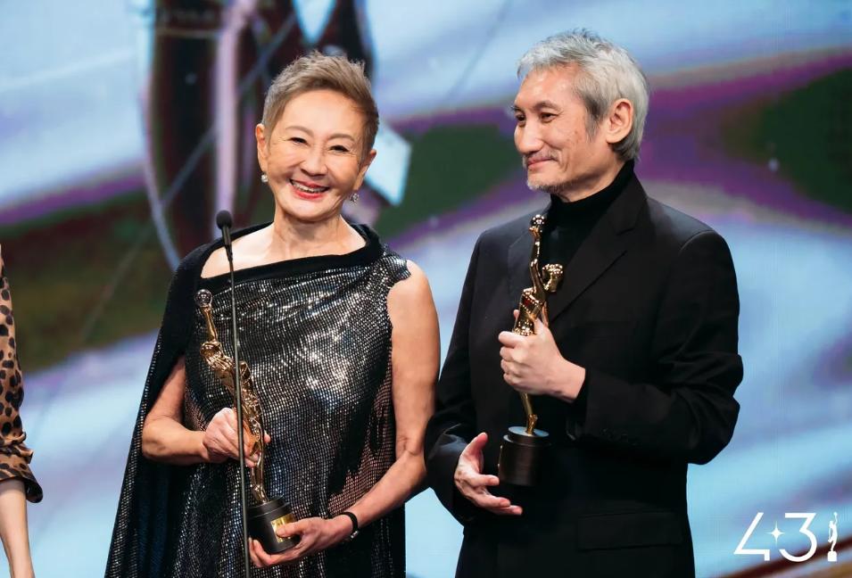 施南生追思会，半个香港娱乐圈代表人物全来了，就连冯小刚也在林青霞一脸哀伤，周润