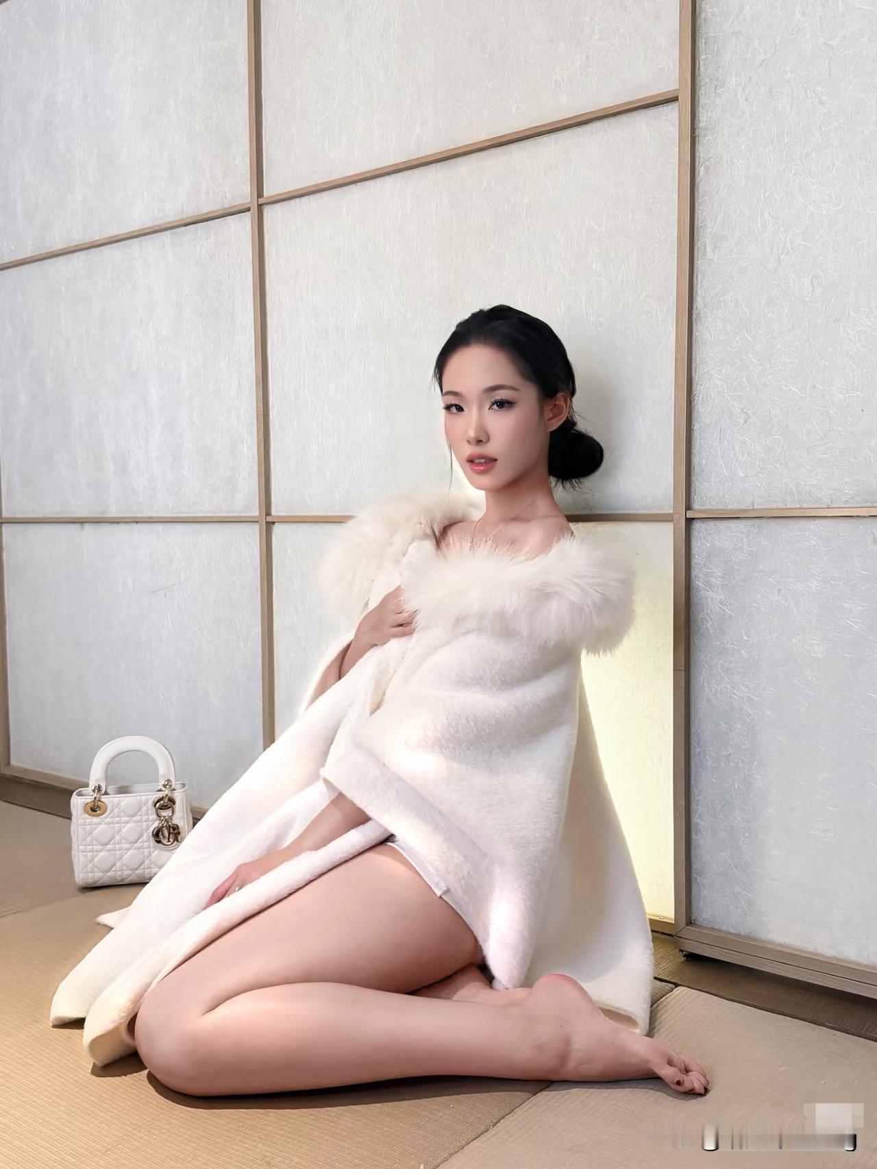 冬日暖阳下，毛绒外套与温柔笑容的完美结合🌞🧥😊如何搭配短裙以发挥最佳效果?