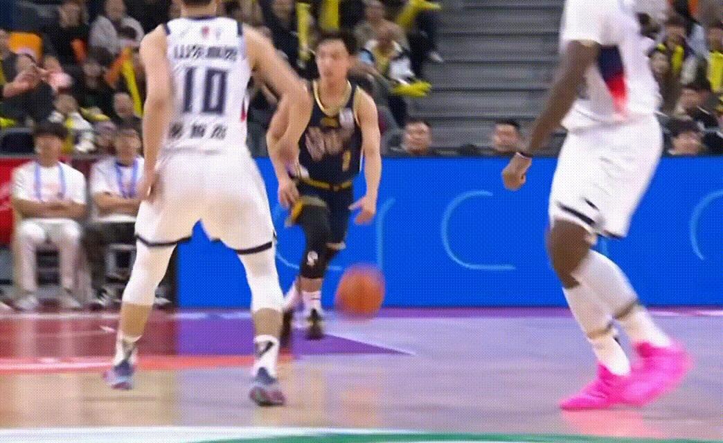 对比一下徐杰和国家队后卫高诗岩在今天晚上的表现！徐杰打了37分钟，低调拿下22分