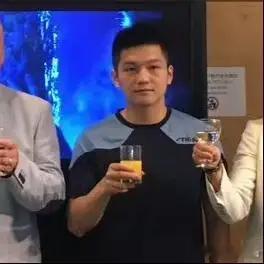 饭局人群里独一份的樊振东，别人喝酒，咚咚只喝果汁人家当时还是个小朋友呢！！软萌