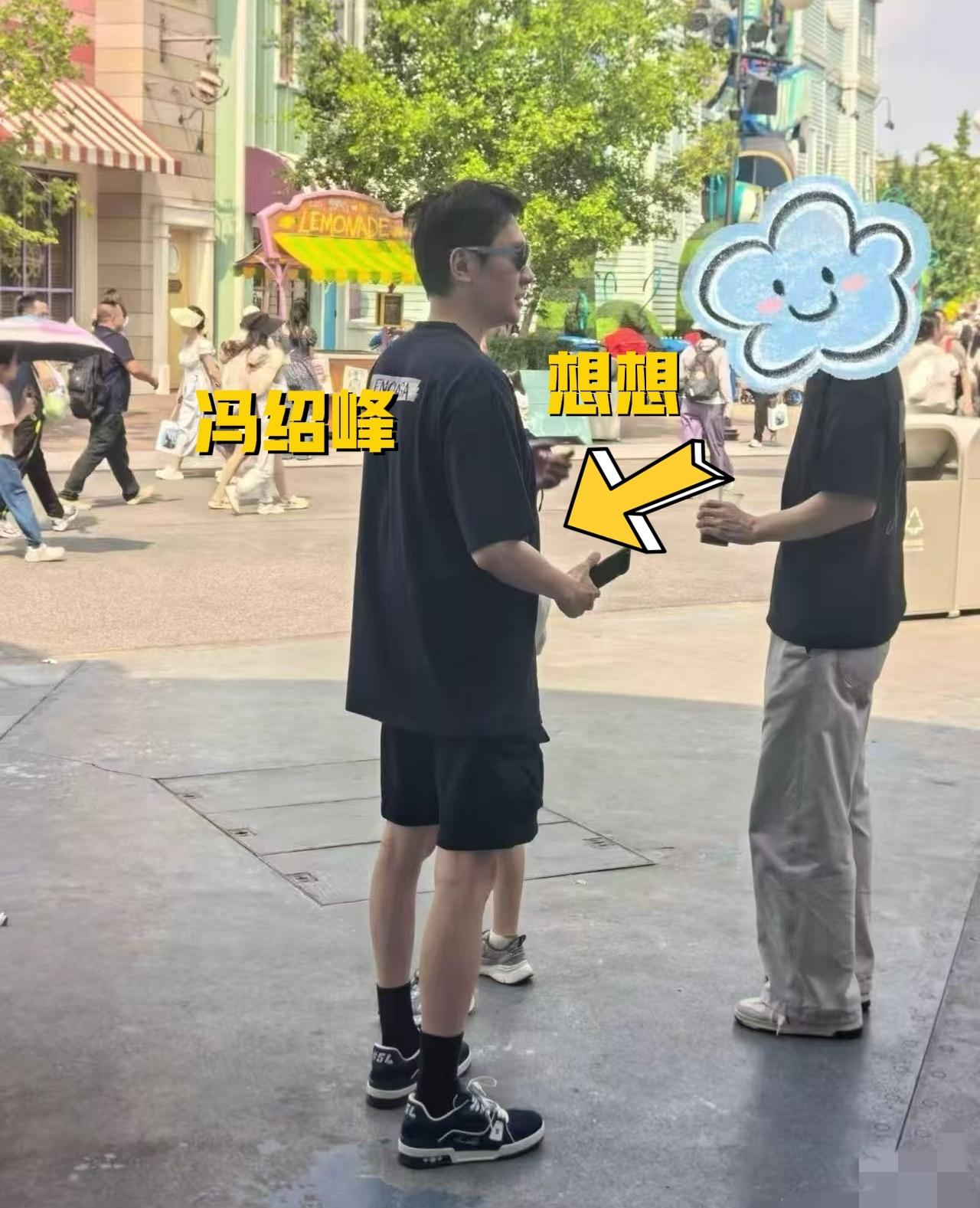 赵丽颖7岁儿子终于露正脸，圆脸小嘴太像妈！近日，不少网友在北京环球影城，长城上偶