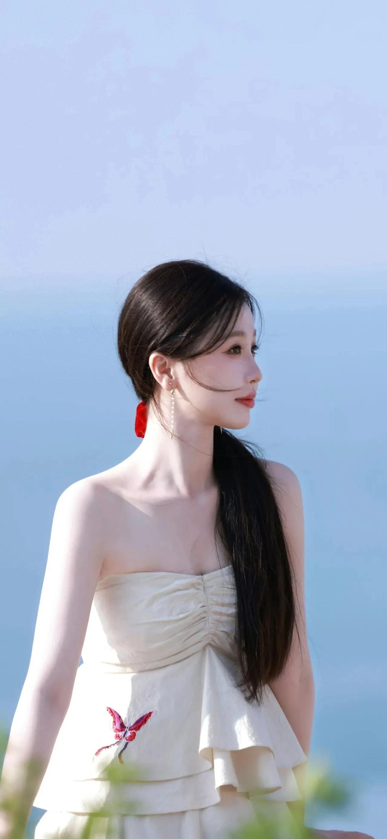 虞书欣｜海边蝴蝶露肩短裙美照写真壁纸
