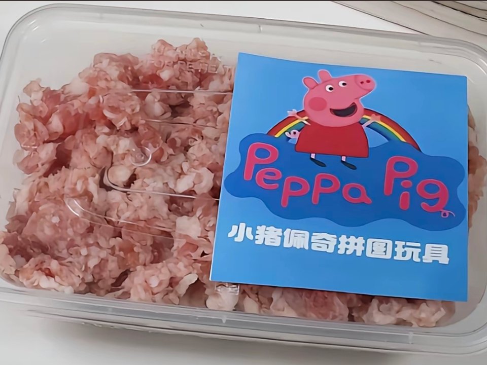 早上起了个大早去市场买了盒拼图给孩子玩​​​