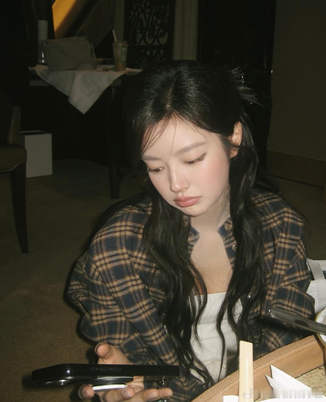 徐若晗黑框眼镜Look，完全是高质学姐来的