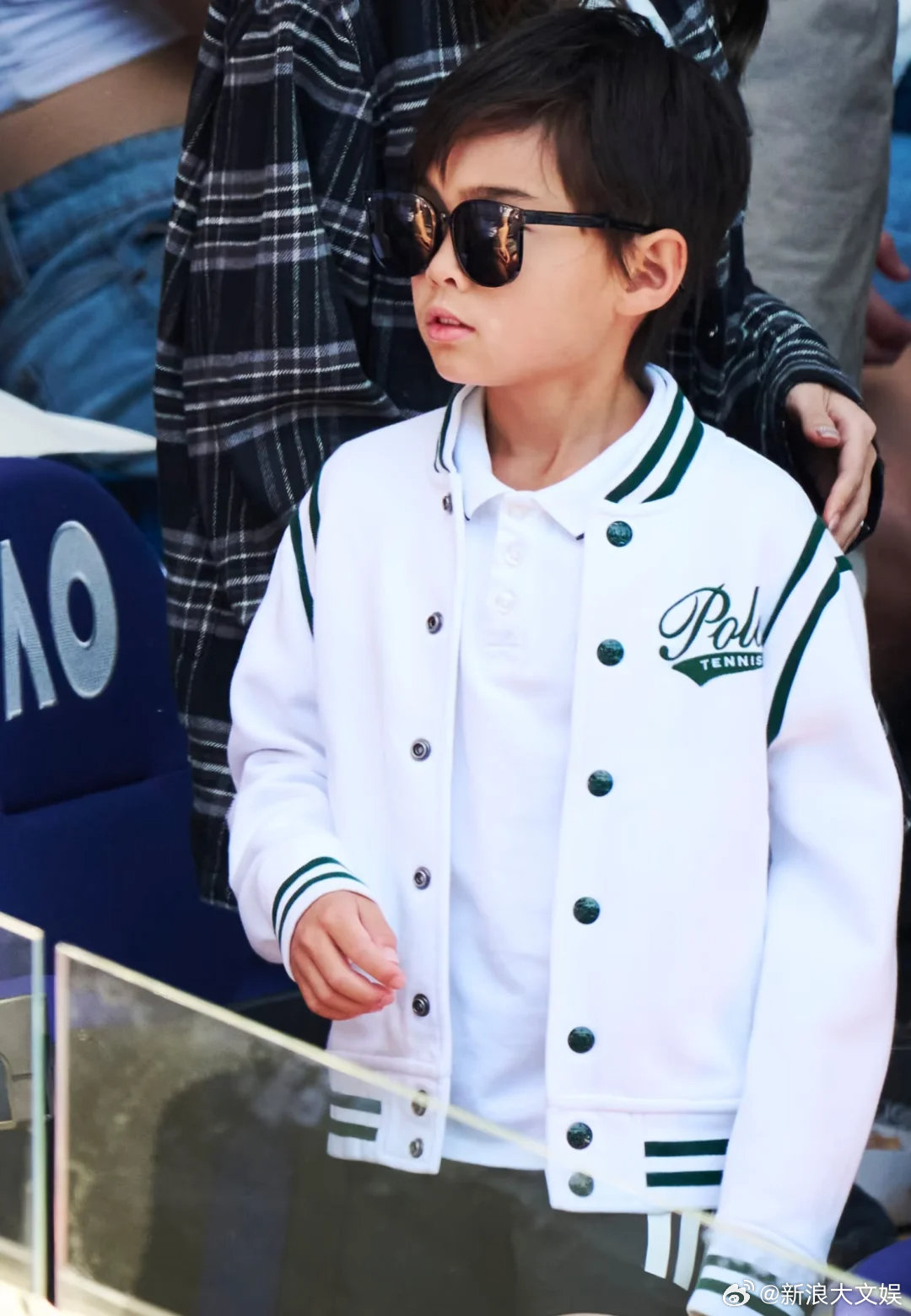 周杰伦昆凌儿子正面照哎哟！很酷哦~跟爸爸好像~