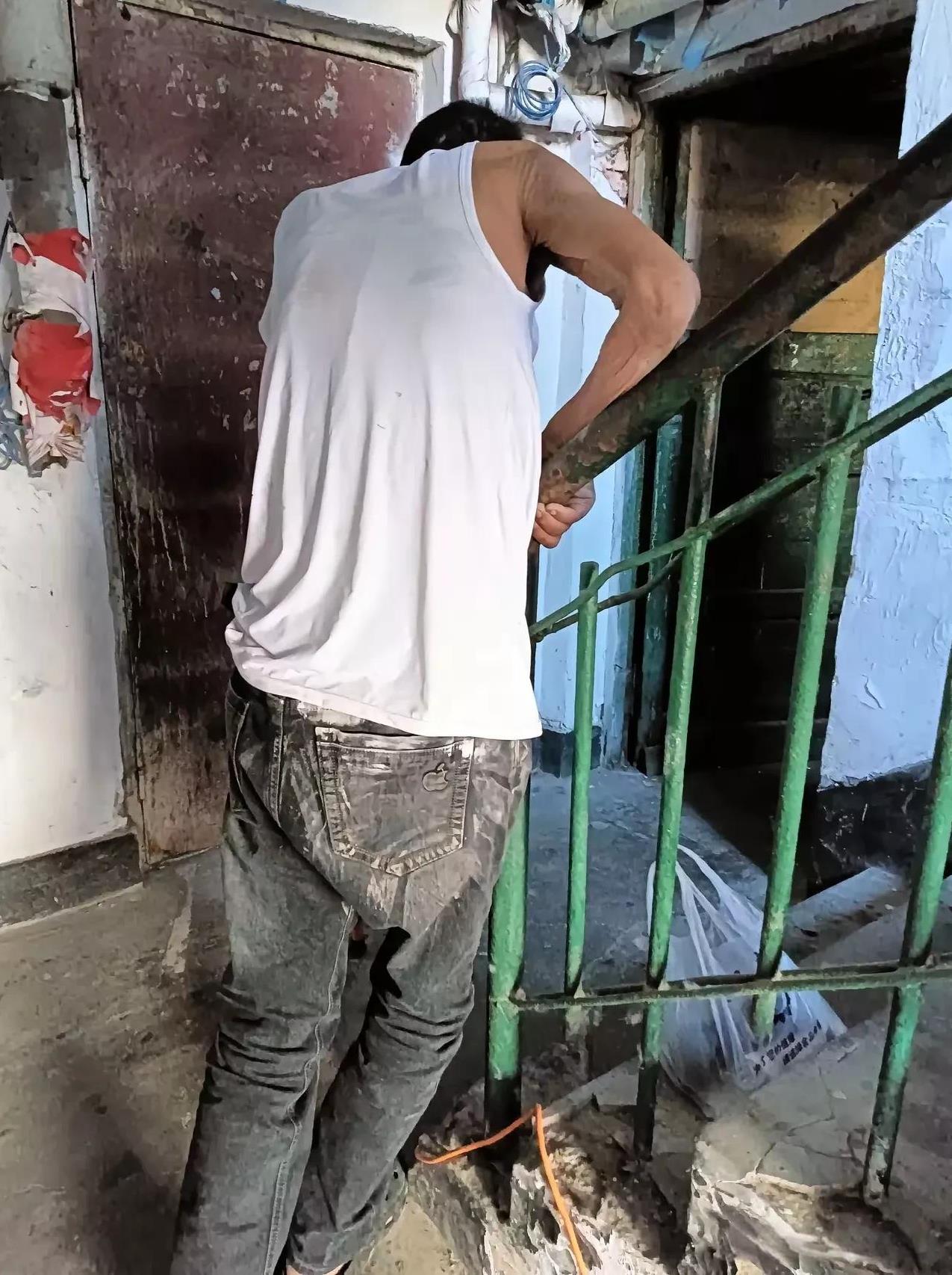 楼下住了一名尿毒症患者，父母早亡，妻子也带着几岁的孩子离开了他。他只能一个人在家