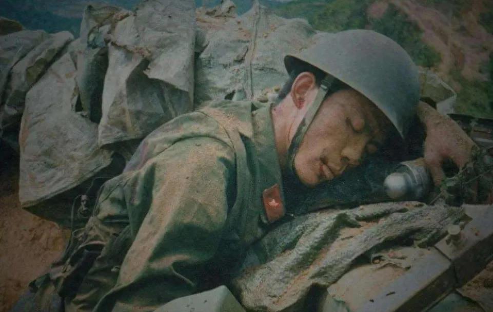 1984年，战士李陶雄中弹牺牲，送葬途中遗体竟两次从车上跌落，护士郑英察觉异样，