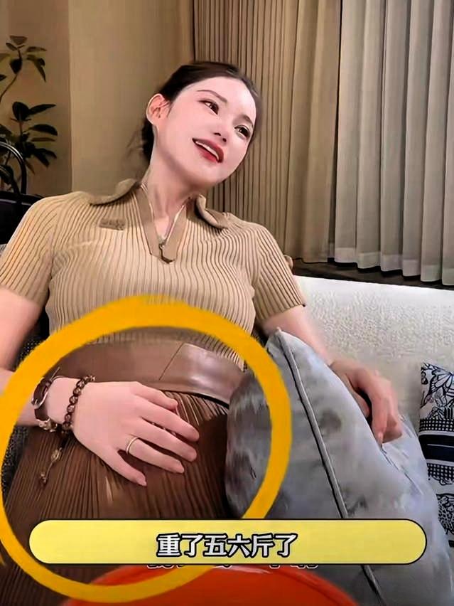 汪小菲这波护妻太戳了！马筱梅宽松衣藏不住孕肚，双手护腹走八字步，每一步都透